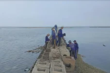 Diterjang Gelombang...