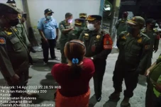 Bercumbu di Kamar Kos,...