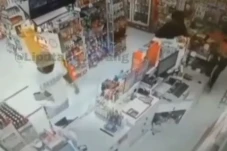 2 Perampok Berpistol...