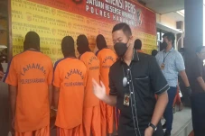 8 Kali Beraksi, Komplotan...