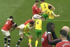 Paul Pogba Geram, Kaki...