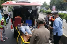 Ditabrak Bus Royal Transjakarta,...