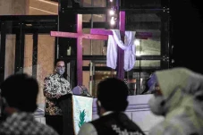 Hadiri Kebaktian Paskah...