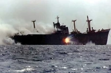 Kapal Tanker Terbakar...