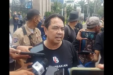 Ade Armando Layangkan...