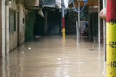 Kali Ciliwung Meluap,...