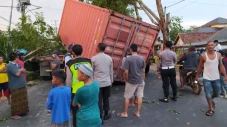 Ngeri! 2 Truk Tronton...