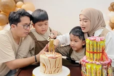 Rayakan Ultah sang Anak,...