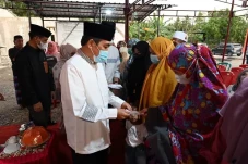 Bupati Sidrap Serahkan...