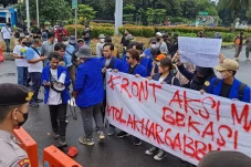 Demo 21 April, Mahasiswa...