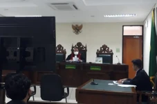 Hakim Sakit, Sidang...