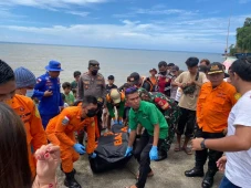 Cari Ikan saat Ombak...