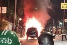 Mobil Terbakar di Tengah...