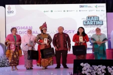 Demi Kesetaraan, Pupuk...