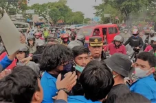 Pengendara Terobos Barisan...
