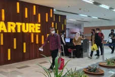 Penumpang Pesawat Pilih...