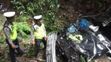 Mini Bus Terjun ke Jurang...