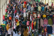 Pengunjung Pasar Tanah...