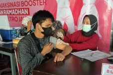 Sambil Berbelanja, Warga...