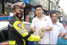 Borong dan Bagi Takjil,...
