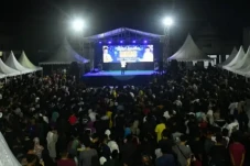 Warga Pinrang Padati...