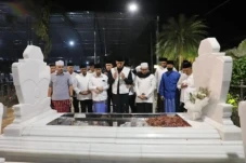 Berziarah di Makam Sunan...