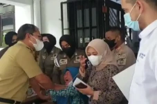 Sambil Menangis ke Wali...
