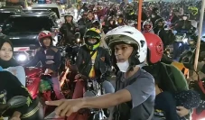 Tertahan Berjam-jam,...