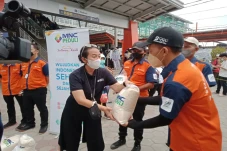 Terima Bantuan MNC Peduli,...