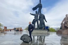 Bongkar Monumen Persahabatan,...