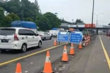 Tol Cikampek Macet,...