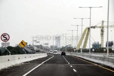 4 Jam Ditutup, Jalan...