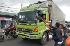 Bagikan Takjil di Cigombong,...