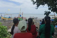 Nekat Mudik Pakai Sampan...
