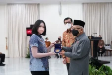 Angel Anlee, Siswi SMP...