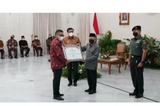 Megawati Terima Penghargaan...