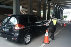Nekat Terobos Tol Layang...