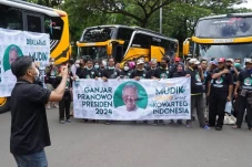 Berangkatkan 300 Pemudik,...