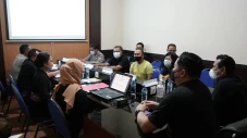 Asyik Main HP, Ibu di...