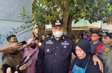 Bupati Chaidir Salurkan...
