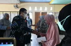 Wabup Lutra Serahkan...