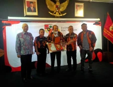Jadi Anggota Kehormatan,...