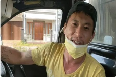Warga Bangka Tengah...