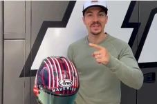Tom Cruise Puji Helm...