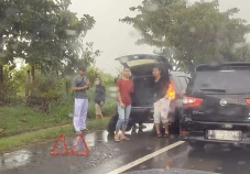 Mobil Kehabisan Bensin...