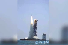 China Luncurkan Roket...