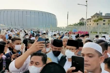 Jamaah Salat Id Berebut...