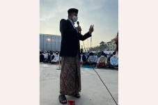 Anies Kenakan Sarung...