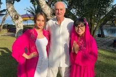 Cinta Laura Tampil Beda...