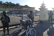 Pasukan Brimob Polda...
